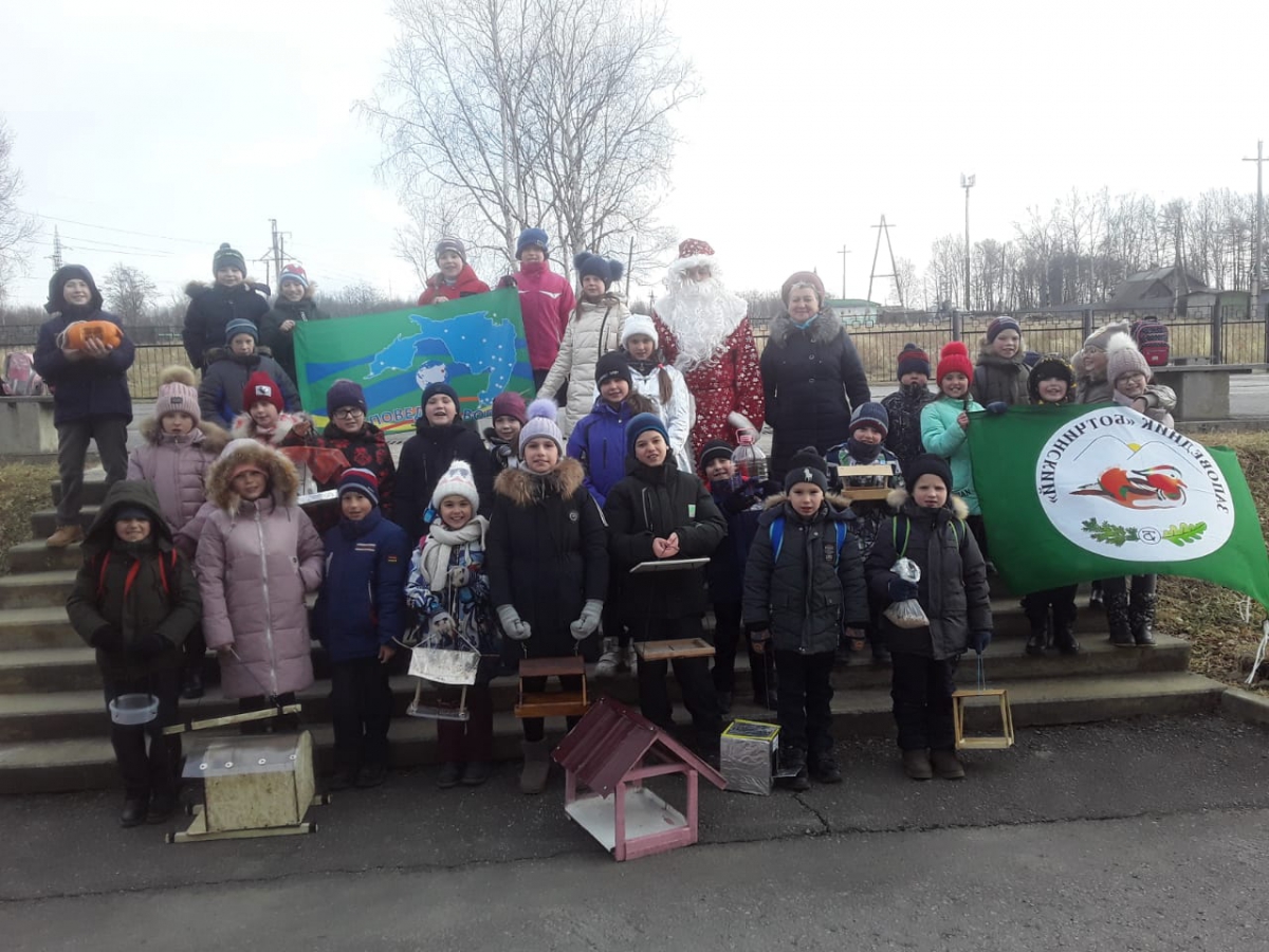 Помоги зимующим птицам в школе №8 г. Советская Гавань